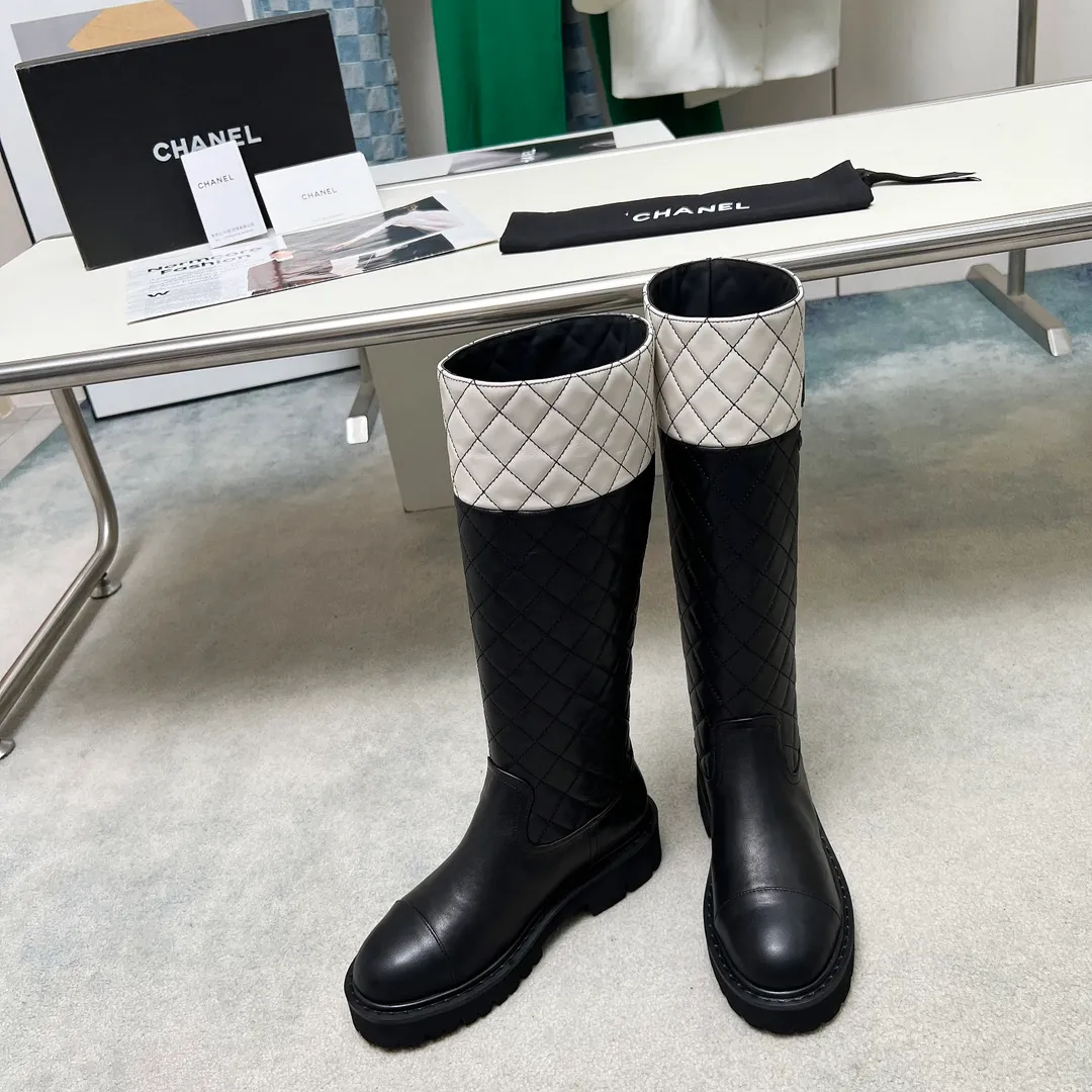 👟👟Ex-factory price 940👟👟 High version of Chanel CHANEL, 🌞🌞🌞Xiaoxiang 2024b autumn and winter counter’s latest short boots, a must-have item for this autumn and winter! ! Ms. Chanel loves simple yet irresistible combinations to show her unique style. Mix and match freely to shine⚡Follow Grandma’s fashion steps! ! ! The top-notch craftsmanship and texture are perfectly presented. No matter any details, you can compare them with the counters. The best quality products can be entered and exited from the counters at will! ! ❶Fabric: Imported cowhide➕Patent leather➕Electric embroidered rhombus ❷Inner lining: Imported sheepskin➕cowhide ❸Foot pads: Imported cowhide lining ❹Outsole: Original molded sole ❺Heel height: 5cm ❻Boot shaft height: 14.5 inches ❼Number: 35-40 (40 and 41 are customized and non-refundable)